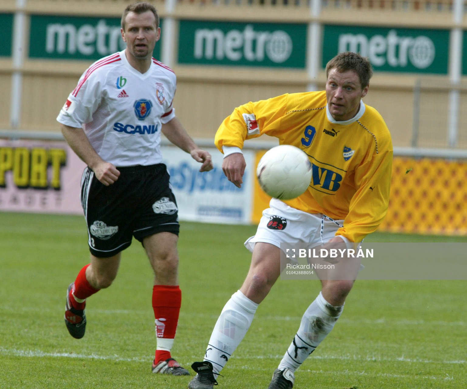 IFK Malmös Jörgen Svensson tar sikte på bollen framför