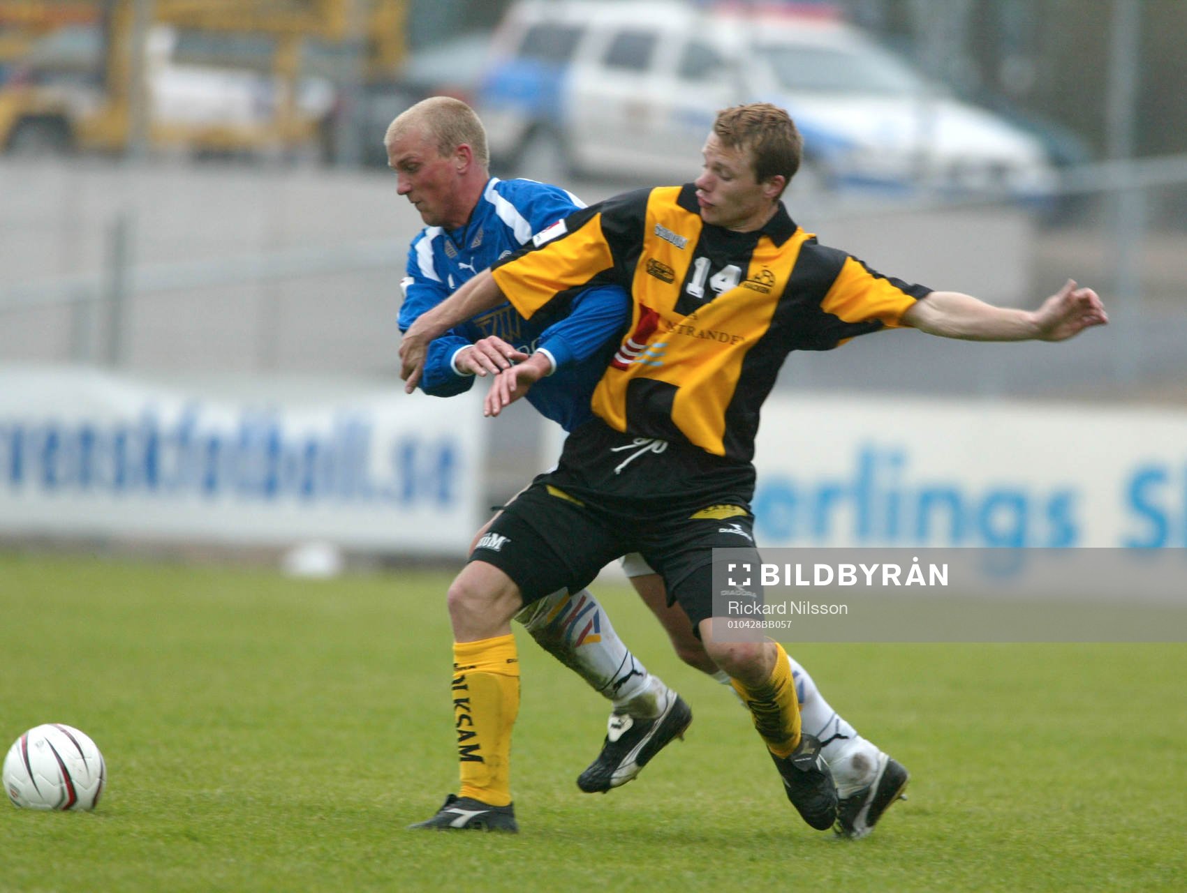  Häckens Andreas Tell trycks på bakifrån av Trelleborgs Thomas Magnusson.