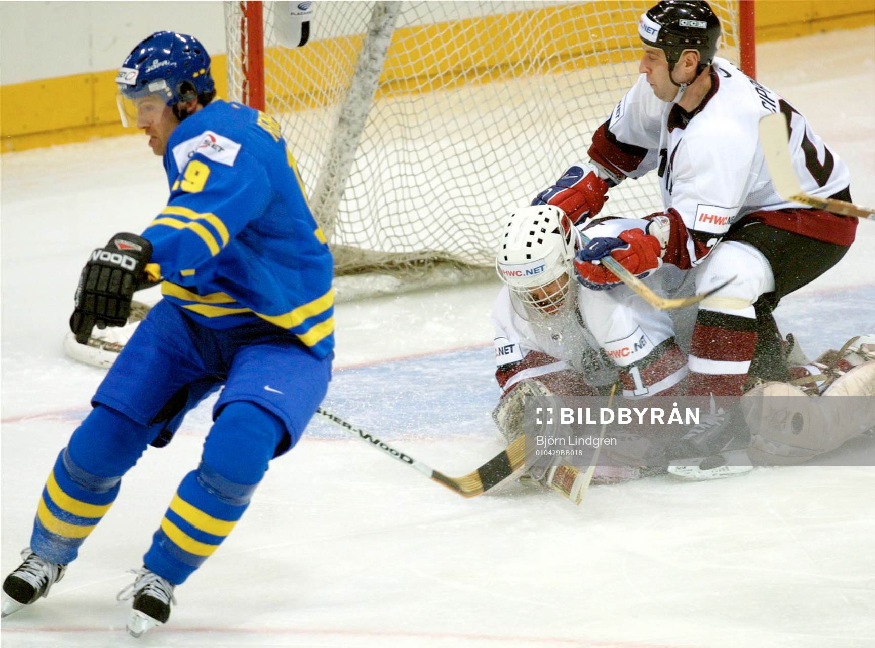 Mikael Renberg snurrar upp letterna så att Aigars Cipruss
