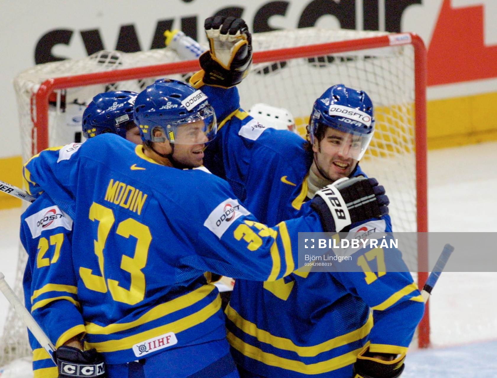 Mathias Johansson kramas om av Leif Rohlin och Fredrik Modin
