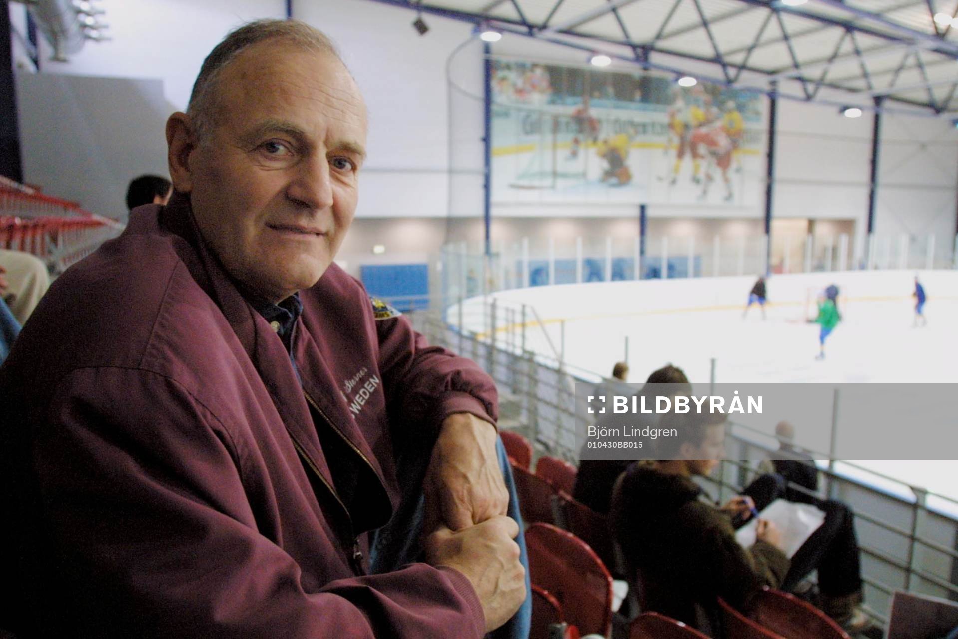 Ishockey, VM, Sverige, Legendaren Ulf Sterner satt på