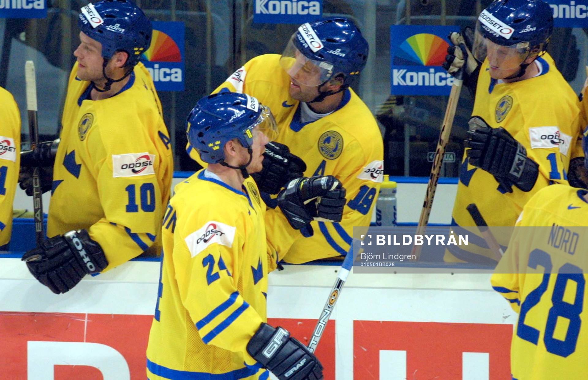Daniel Alfredsson gratuleras