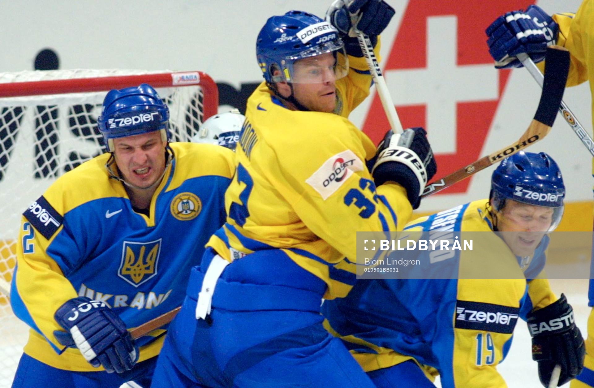 Fredrik Modin tog och gav mycket stryk, här mellan Artem
