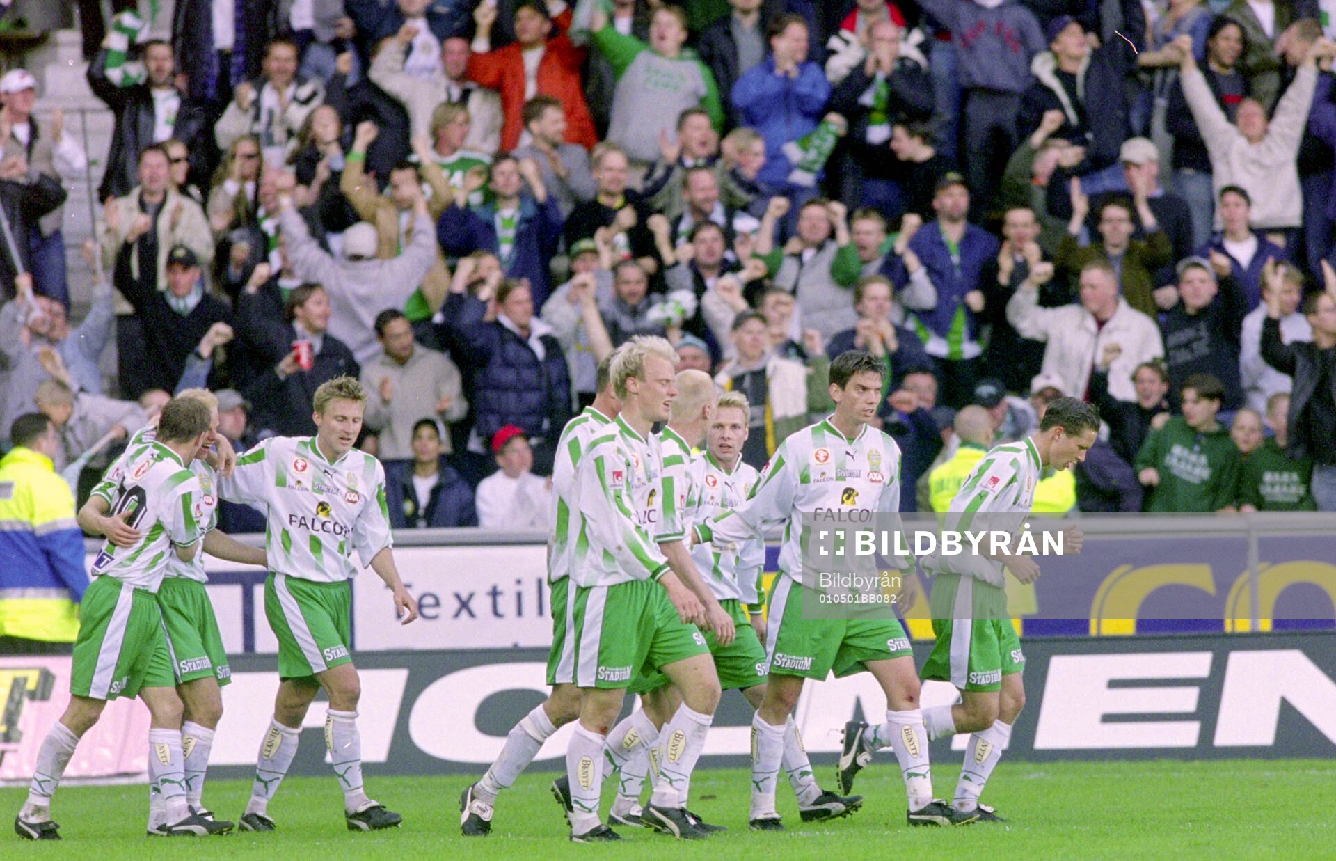 Hammarbys Andreas Hermansson (2:a fr v) gratuleras