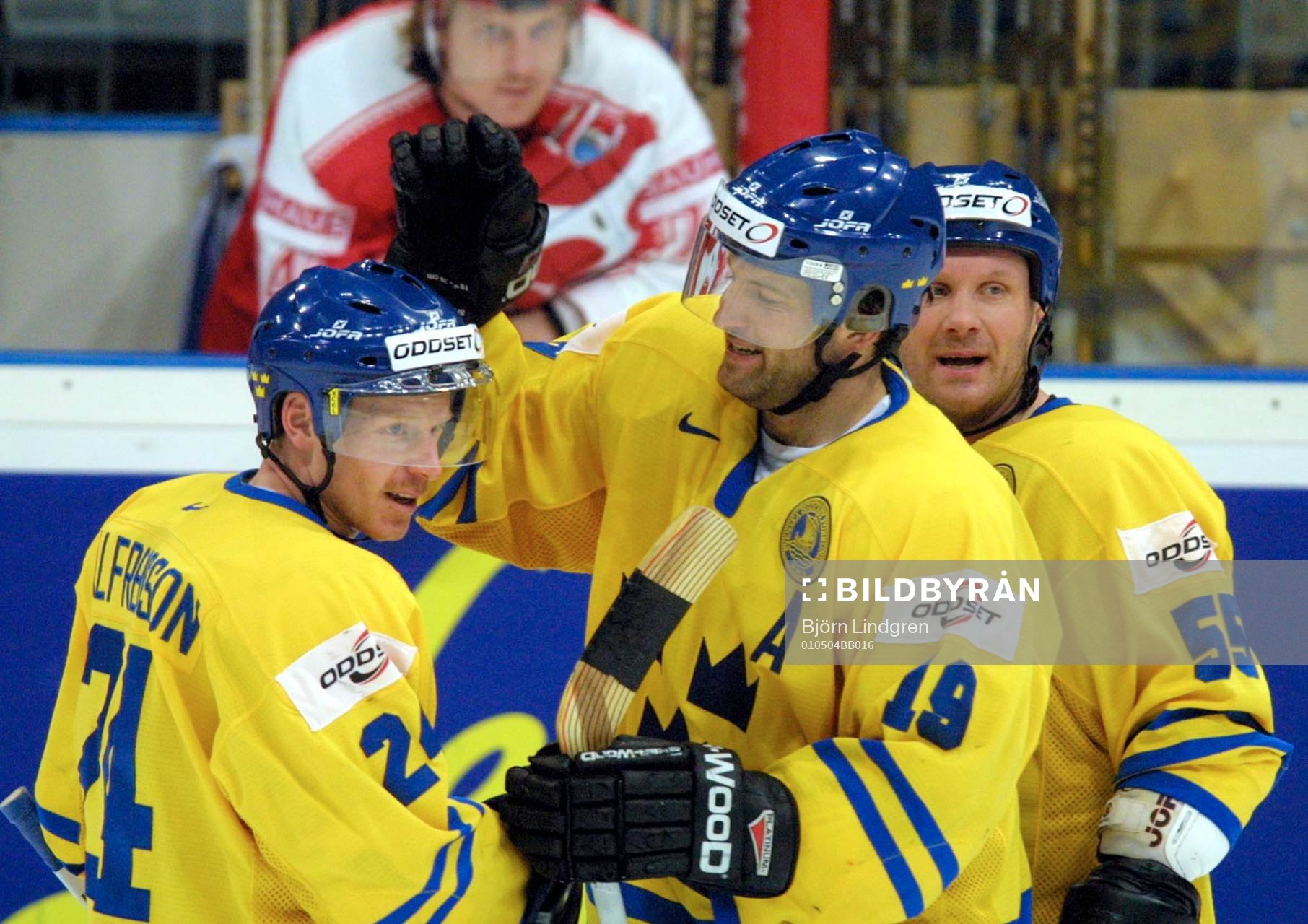 Daniel Alfredsson, Sverige gratuleras av Mikael Renberg och