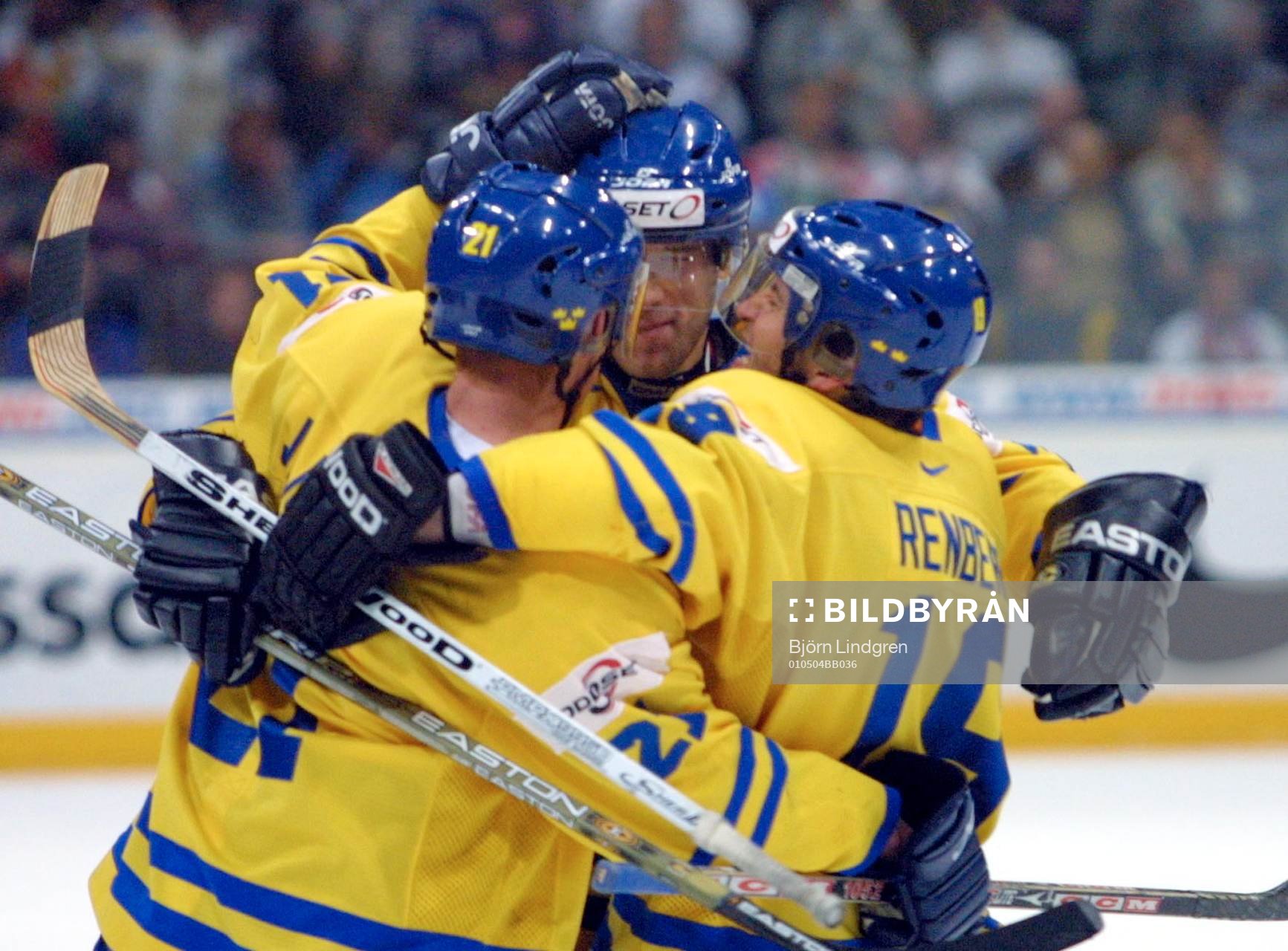 Mattias Öhlund kramas om av Jörgen Jönsson och Mikael
