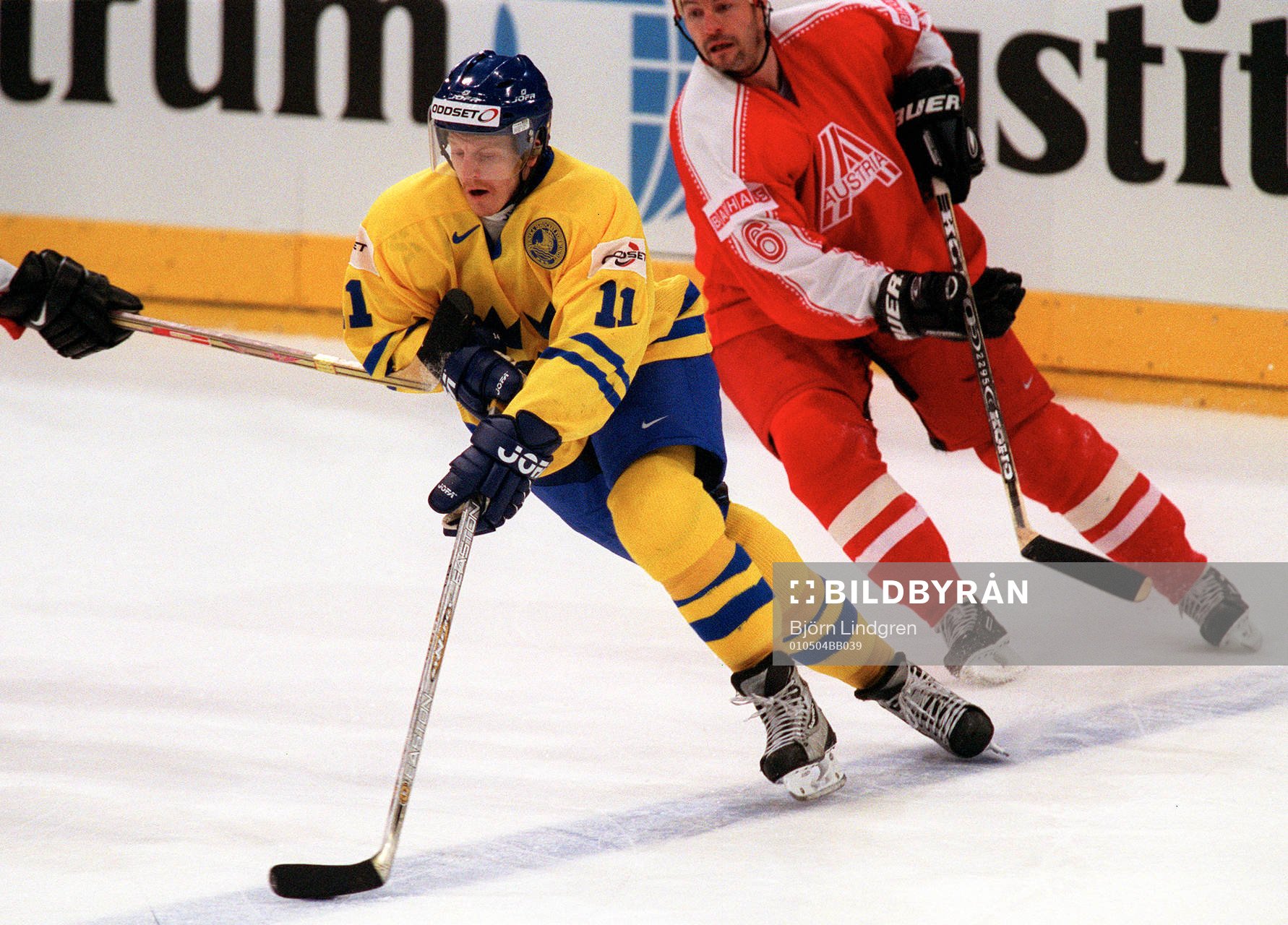 Per-Johan Axelsson åker ifrån Joseph Lavoie