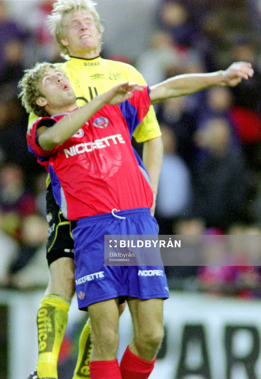 Helsingborgs Mattias Lindström i en nickduell mot