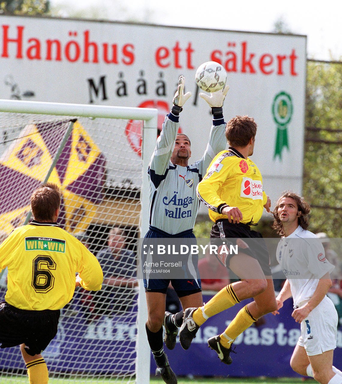  Frederick Enaholo, Malmö kniper bollen framför anstormande Marcus Ringberg och Jens Hermansson, Mjällby