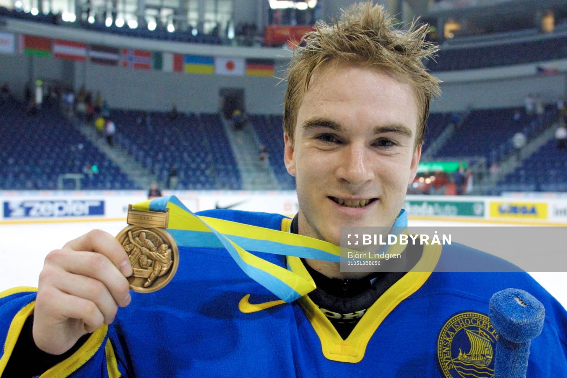 En glad Mikael Tellqvist med medaljen