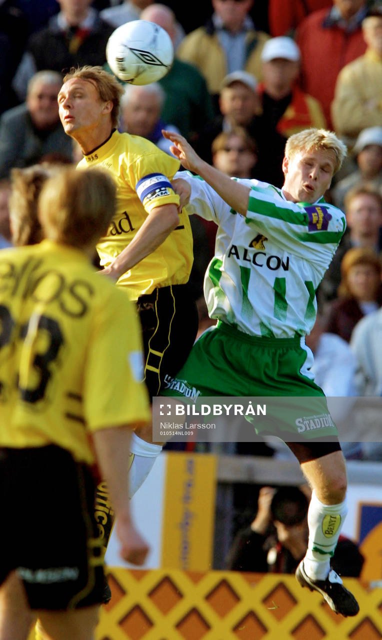 Jesper Bengtsson i Elfsborg i en höjdduell med Jonas