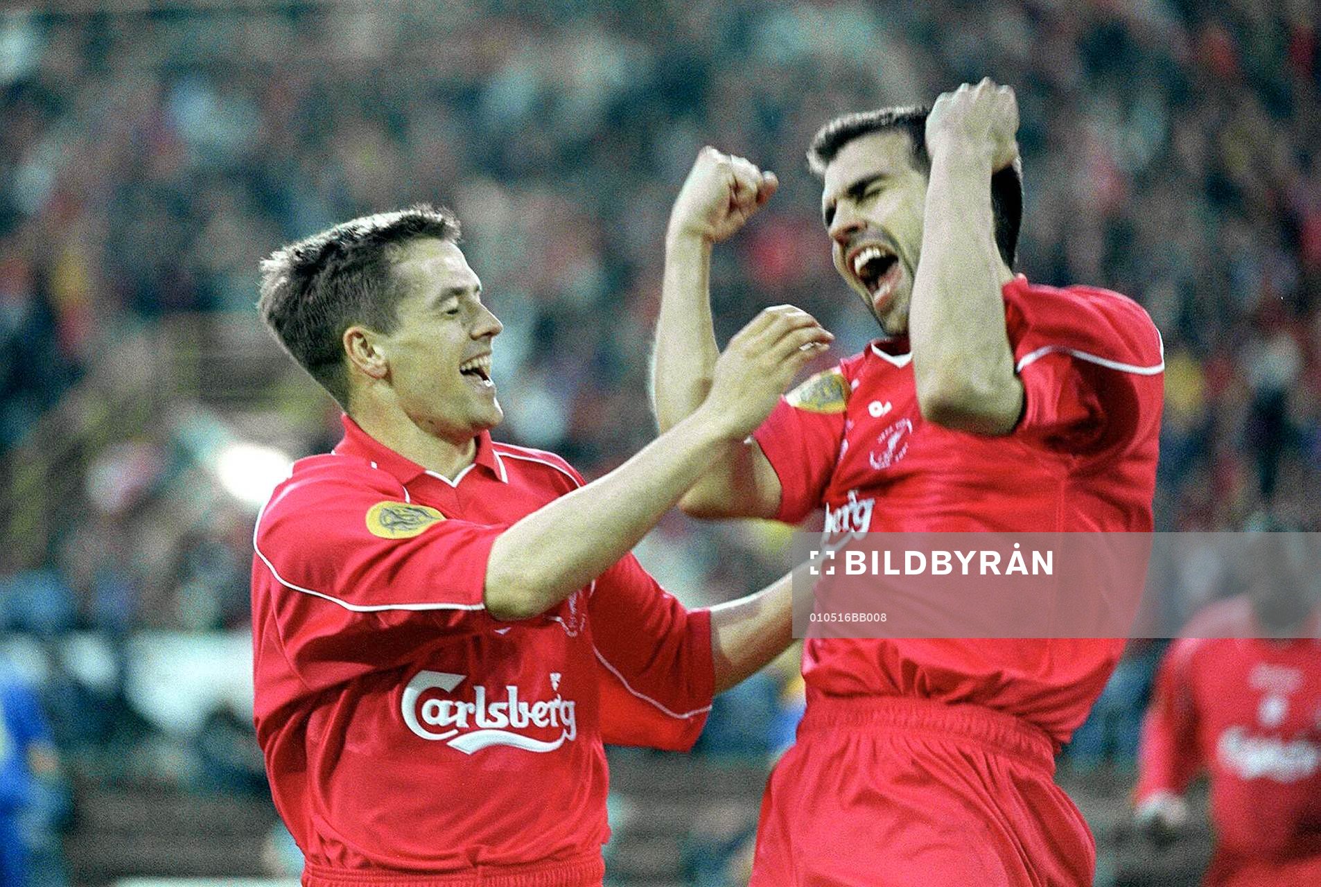  Liverpools Marcus Babbel gratuleras av Michael Owen.