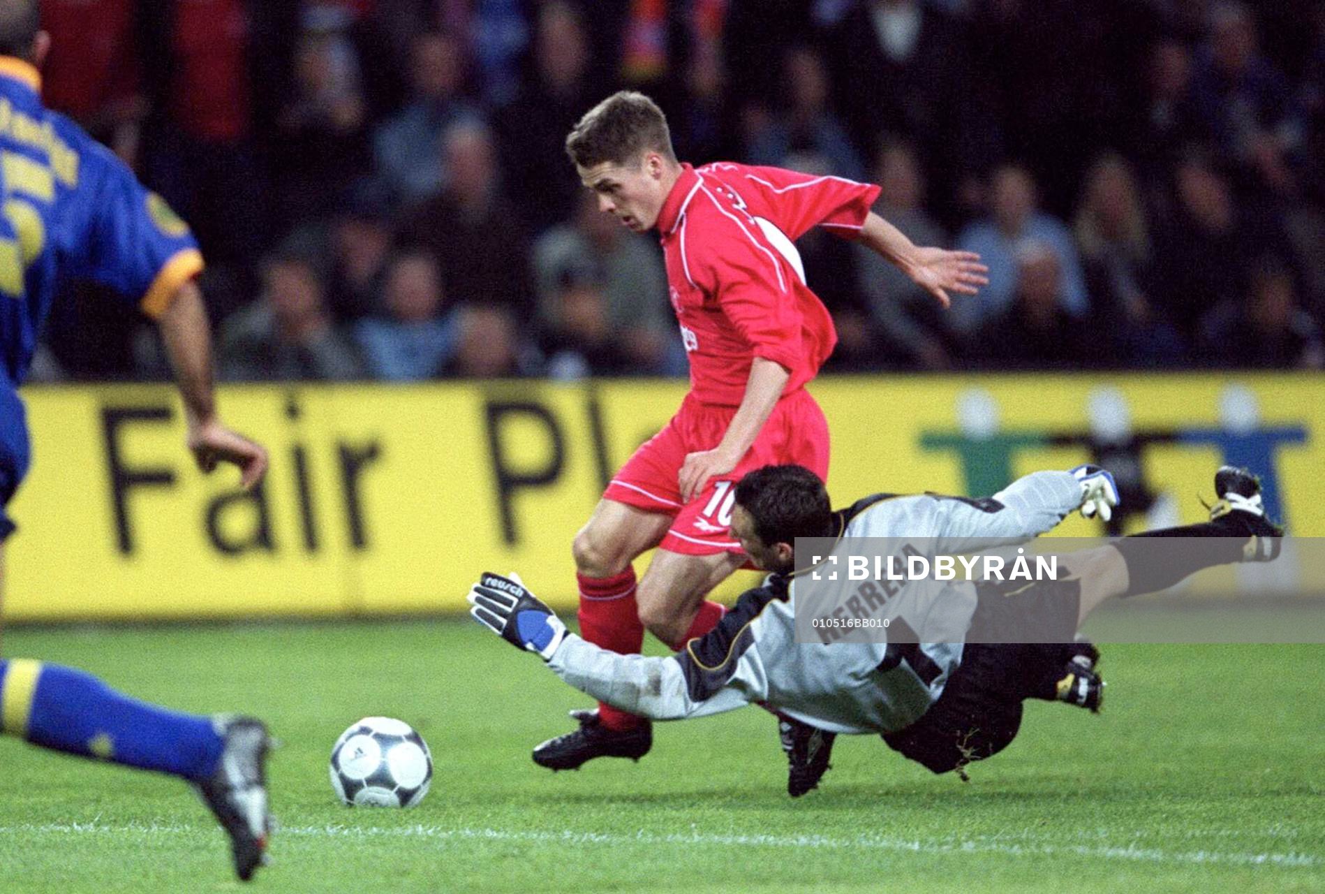  Michael Owen, Liverpool fälls av Alaves Martin Herrera, Alaves.