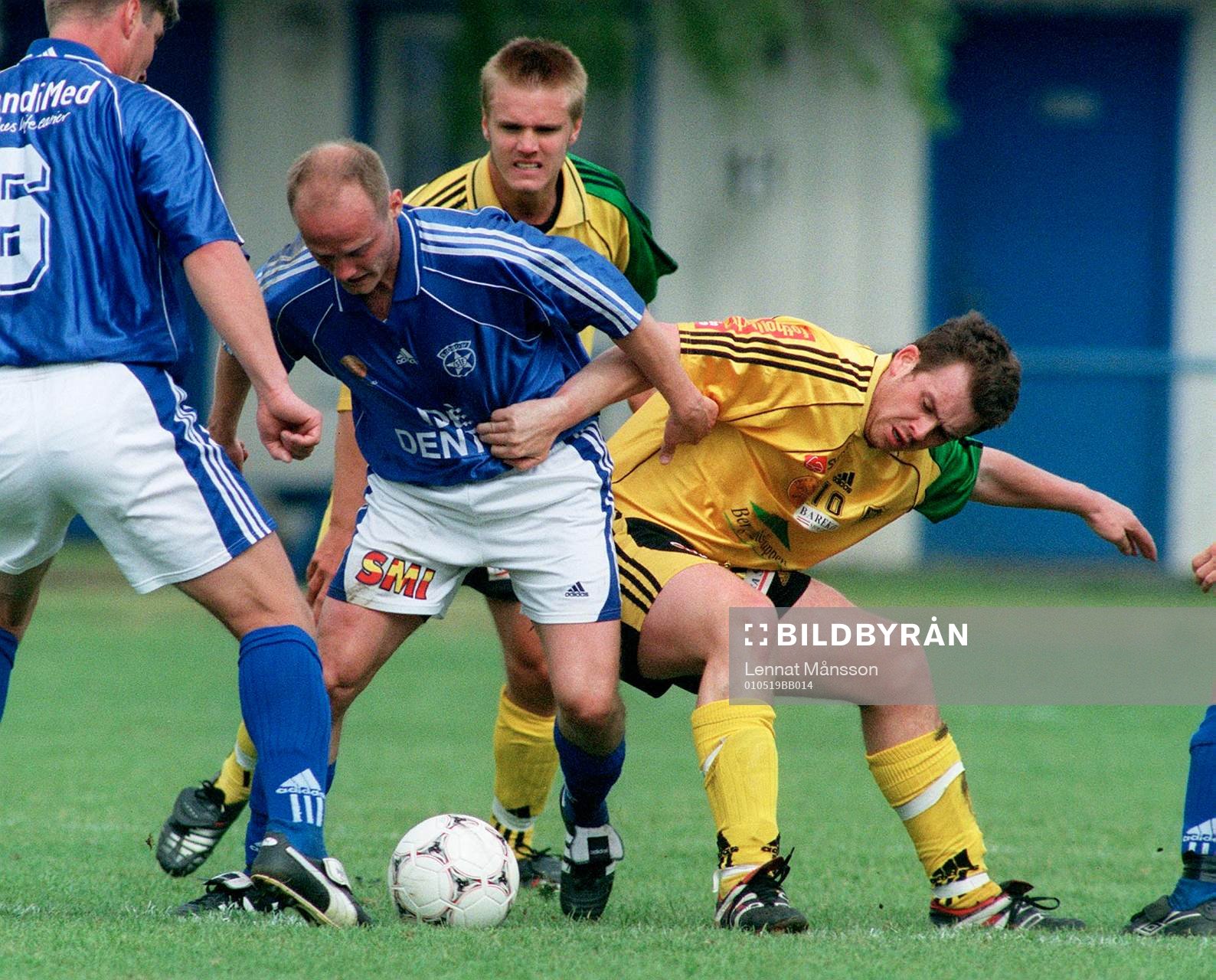 Kris Huckstepp stoppar en Sjöbo-spelare