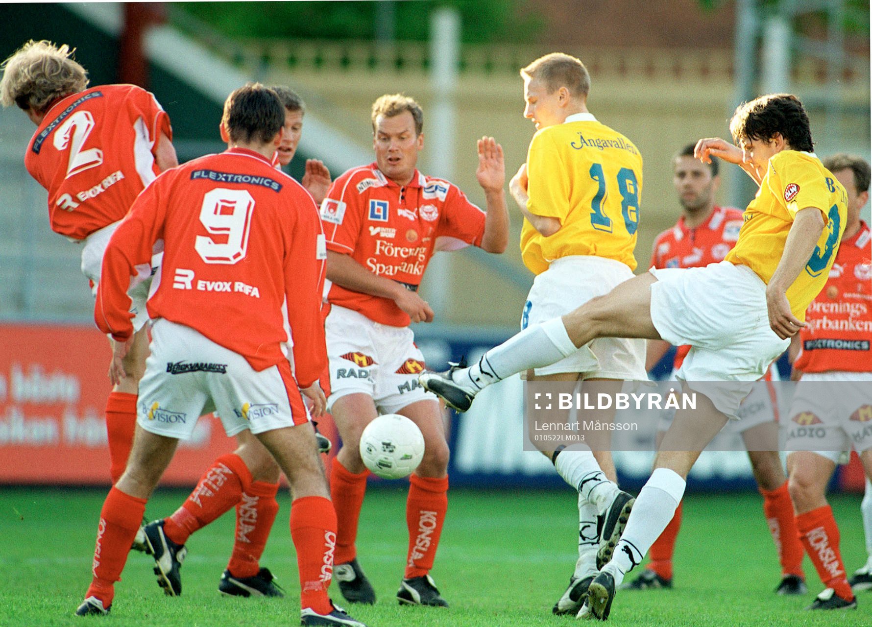 En mur av Kalmar-spelare står ivägen för Martin Alm,