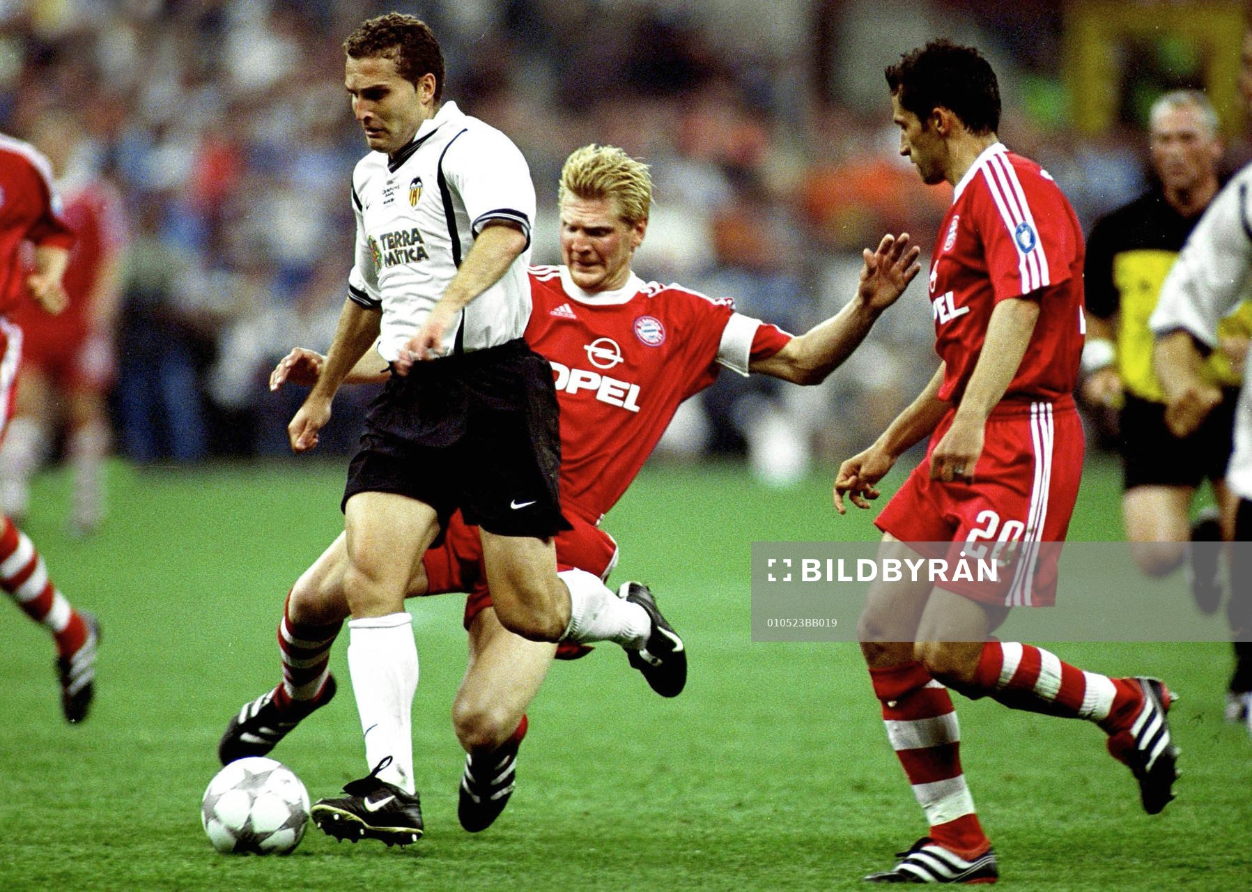 Ruben Baraja, Valencia attackeras av  Steffen Effenberg,