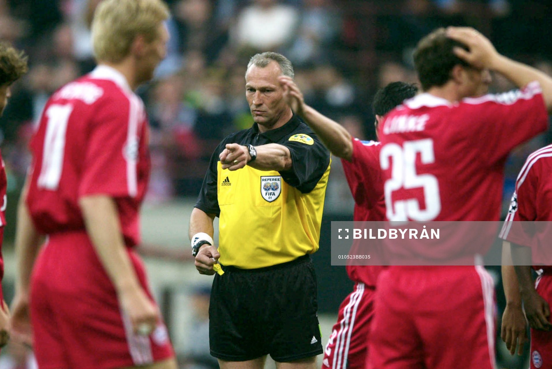  domaren Dick Jol dömer straff på vilken Gaizka Mendieta, Valencia gör 1-0