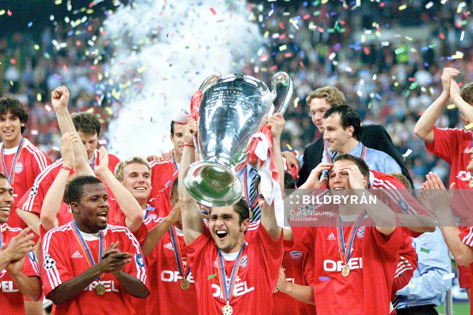  Ciriaco Sforza mit Pokal, Stefan Effenberg, Jens Jeremies, Patrik Andersson,  Michael Tarnat, Bixente Lizarazu (Bayern)  
