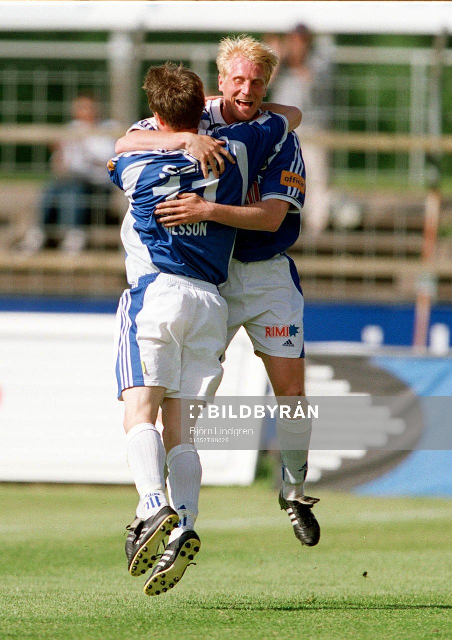  Petter Hansson kramar om Mikael Nilsson i ett glädjerus efter Nilssons 1-0-mål.