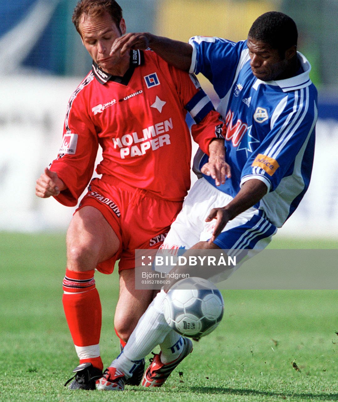 Thomas Olsson och Samuel Wowoah i närkamp