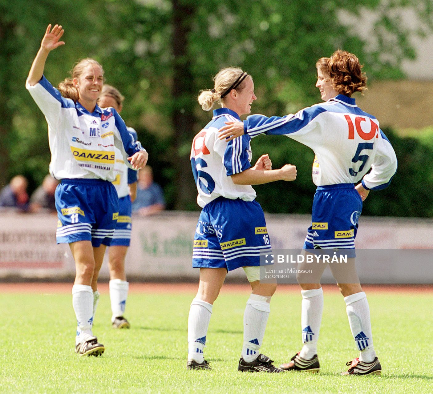 Linda Fagerström och Anna Pohjanen gratulerar