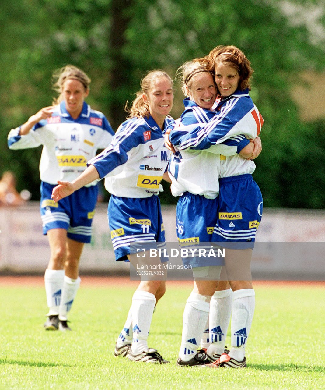 Linda Fagerström och Anna Pohjanen gratulerar