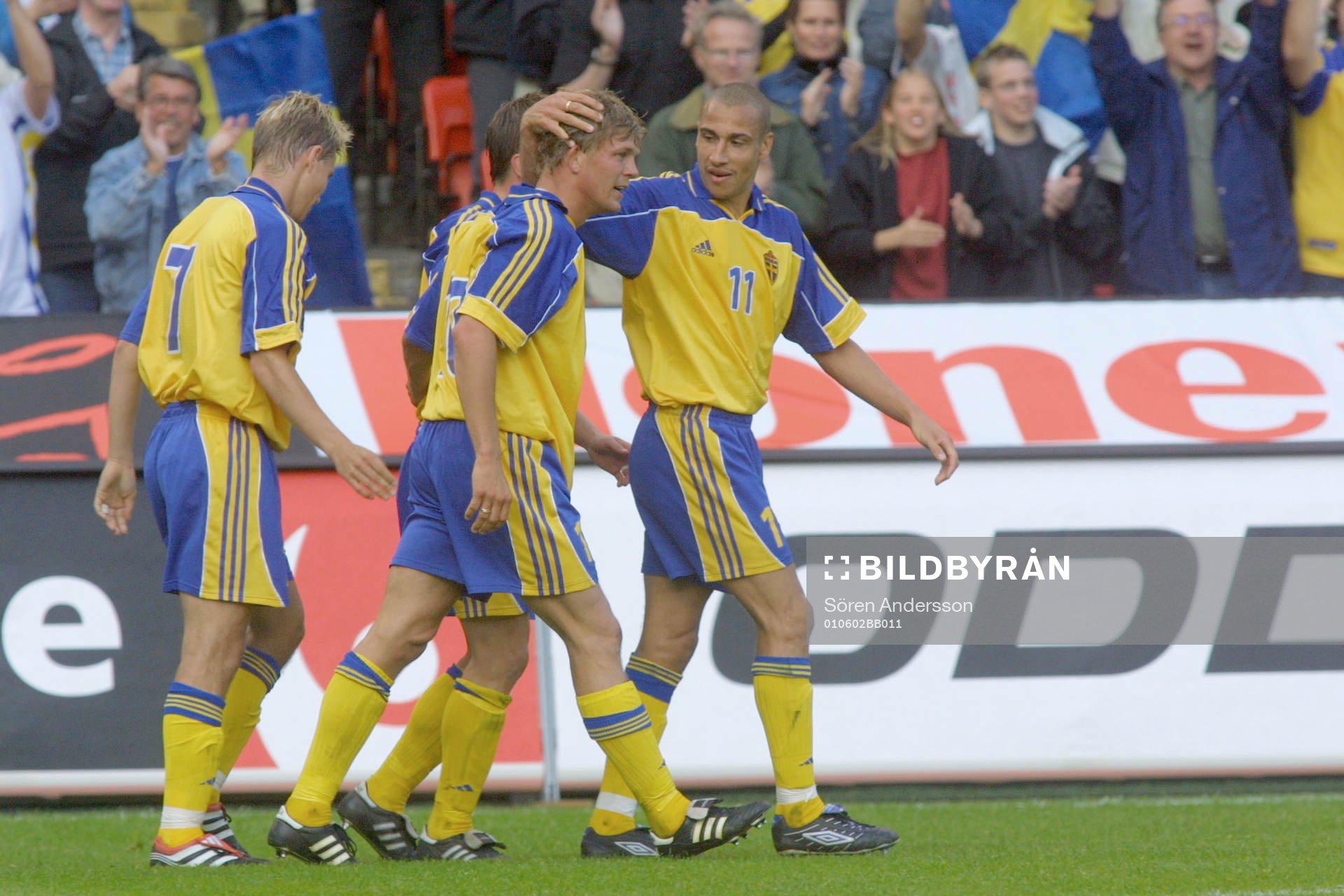 Marcus Allbäck gratulerar Henrik Larsson