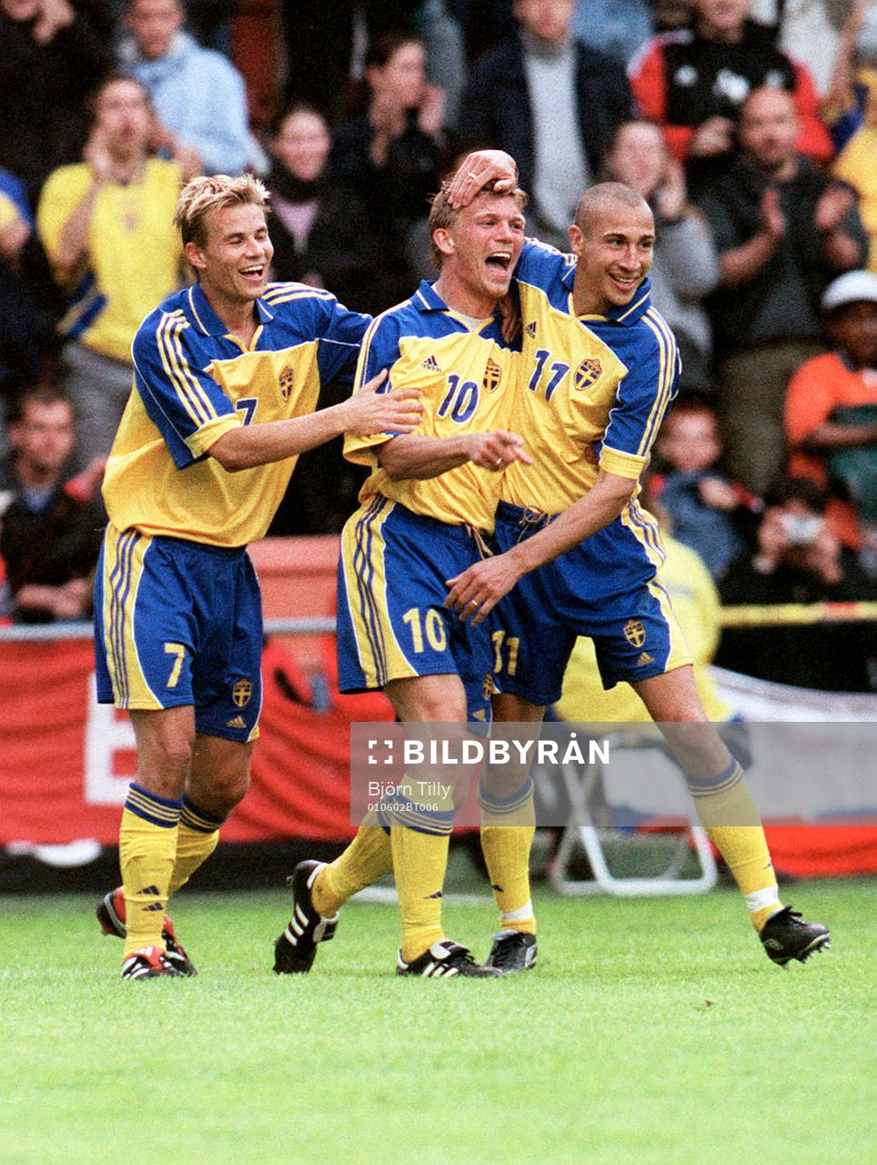  Niklas Alexandersson, Marcus Allbäck och Henrik Henke Larsson, Sverige, jublar (jubel).