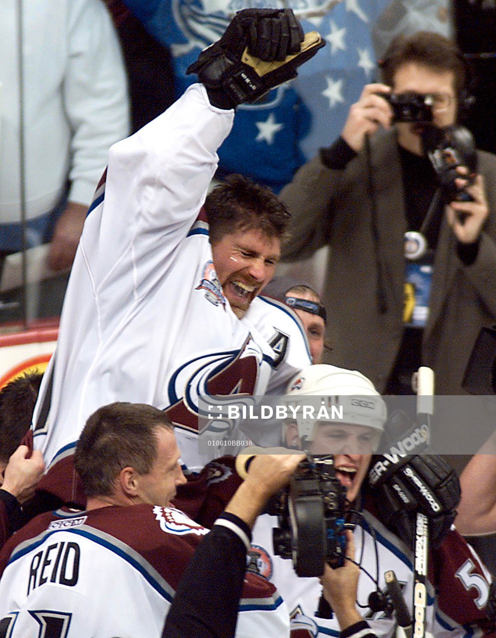 Ray Bourque hissas av Dave Reid och Adam Foote, Colorado