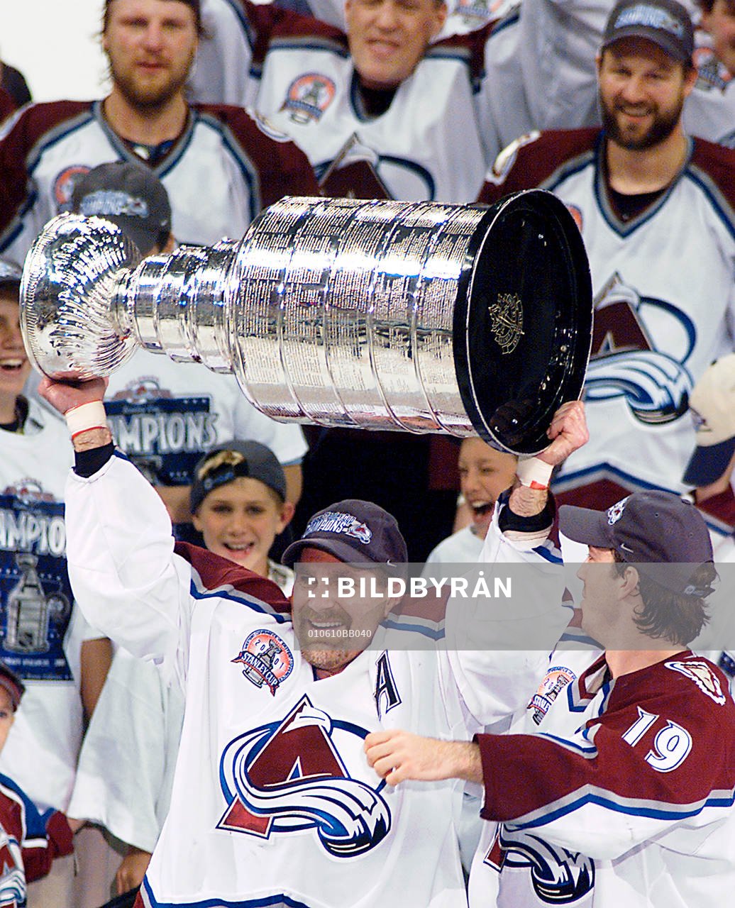 Ray Bourque, Colorado får lyfta Stanley Cup pokalen för