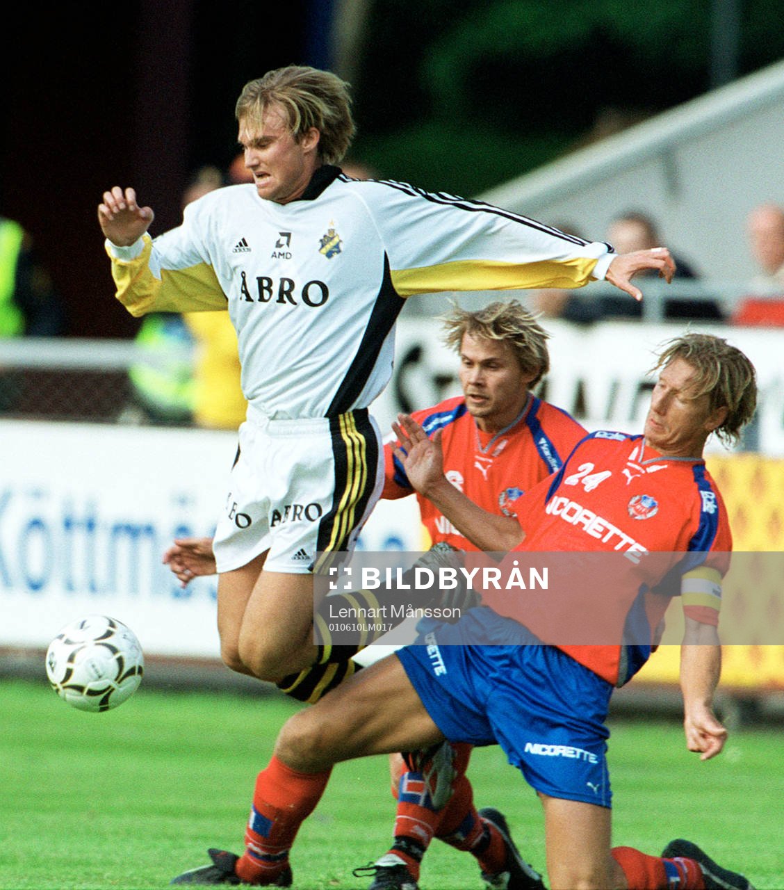 Andreas Andersson, AIK kläms mellan Björn Johansen och