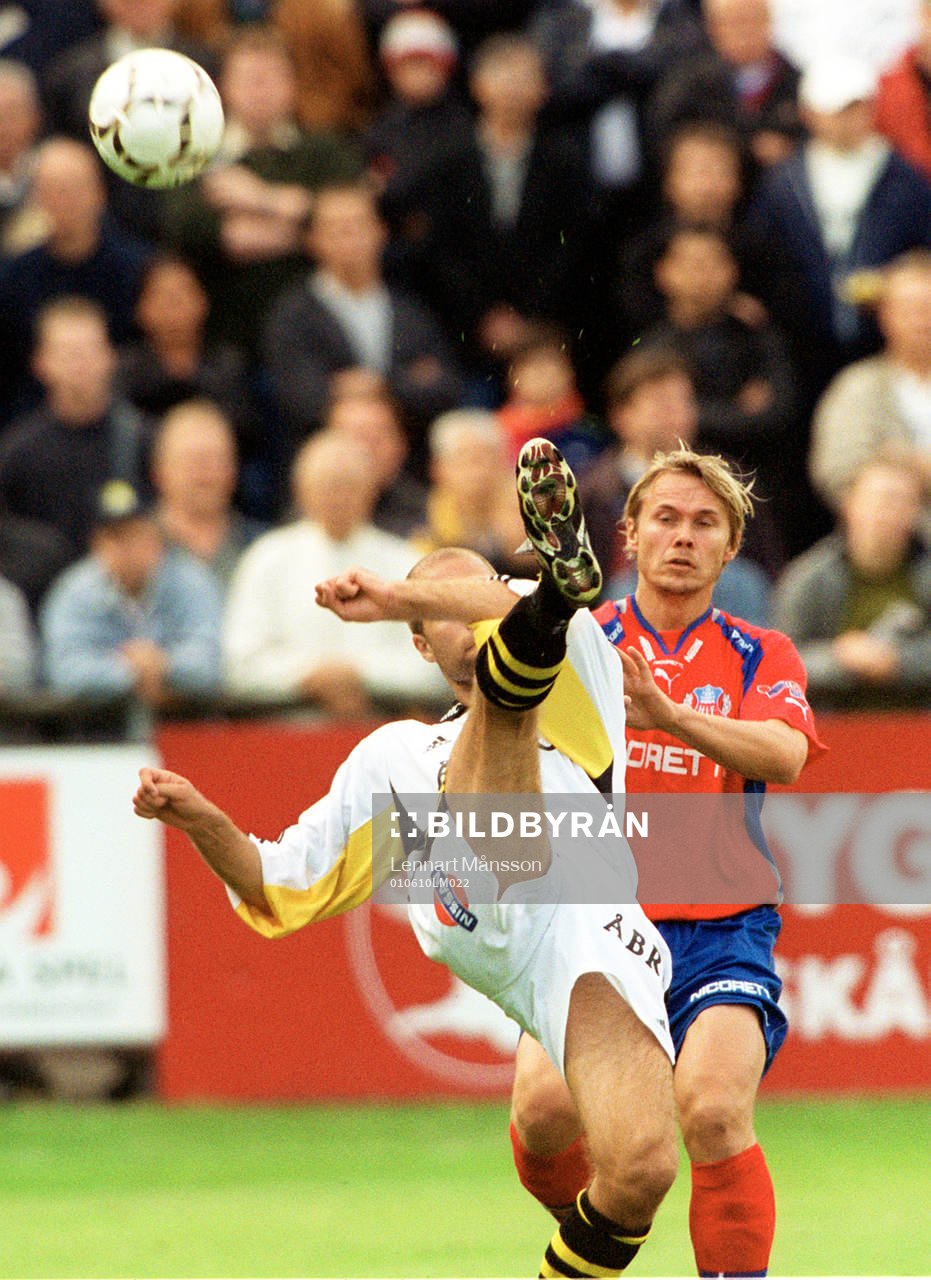 Teddy Lucic, AIK sparkar bort bollen framför Björn