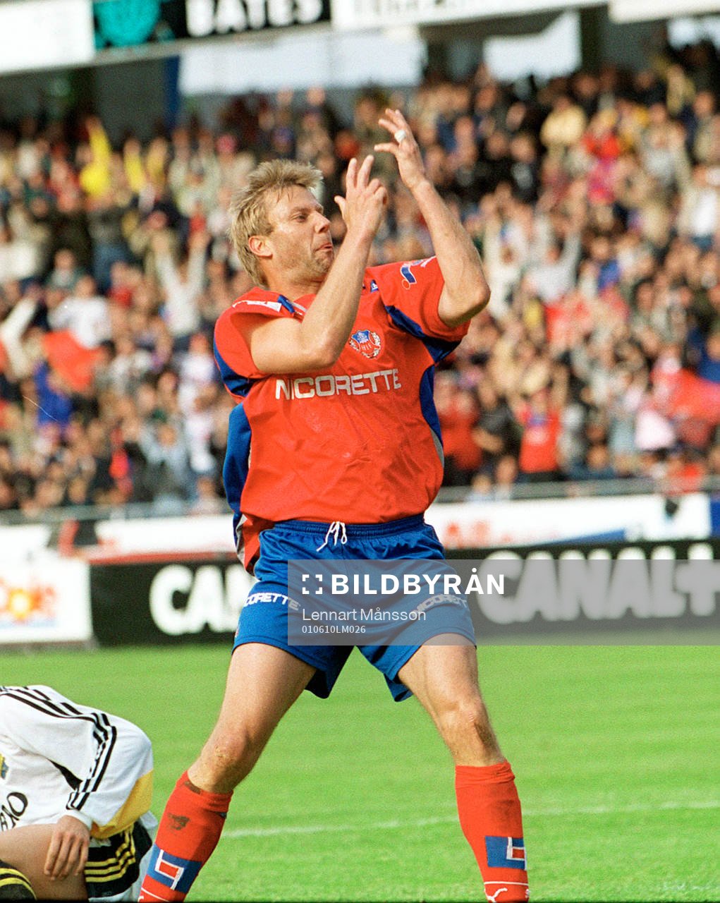 Tvåmålsskytten Hans Eklund, Helsingborg saluterar sitt