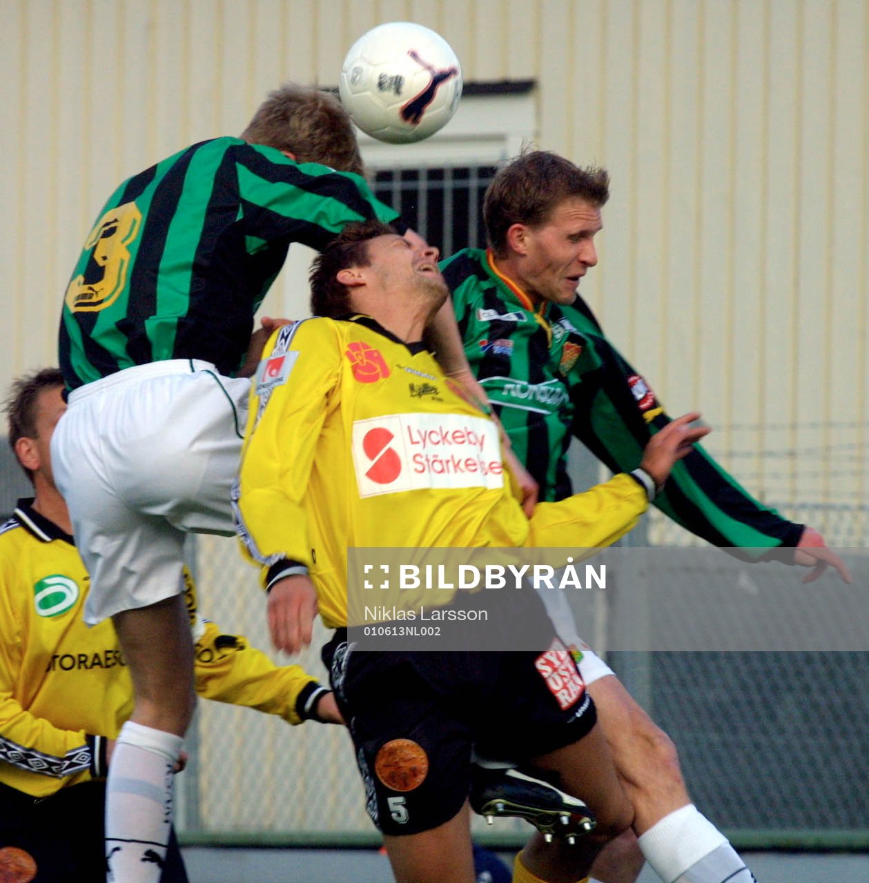  Målskytten Marcus Ringberg i en duell med två GAIS spelare.