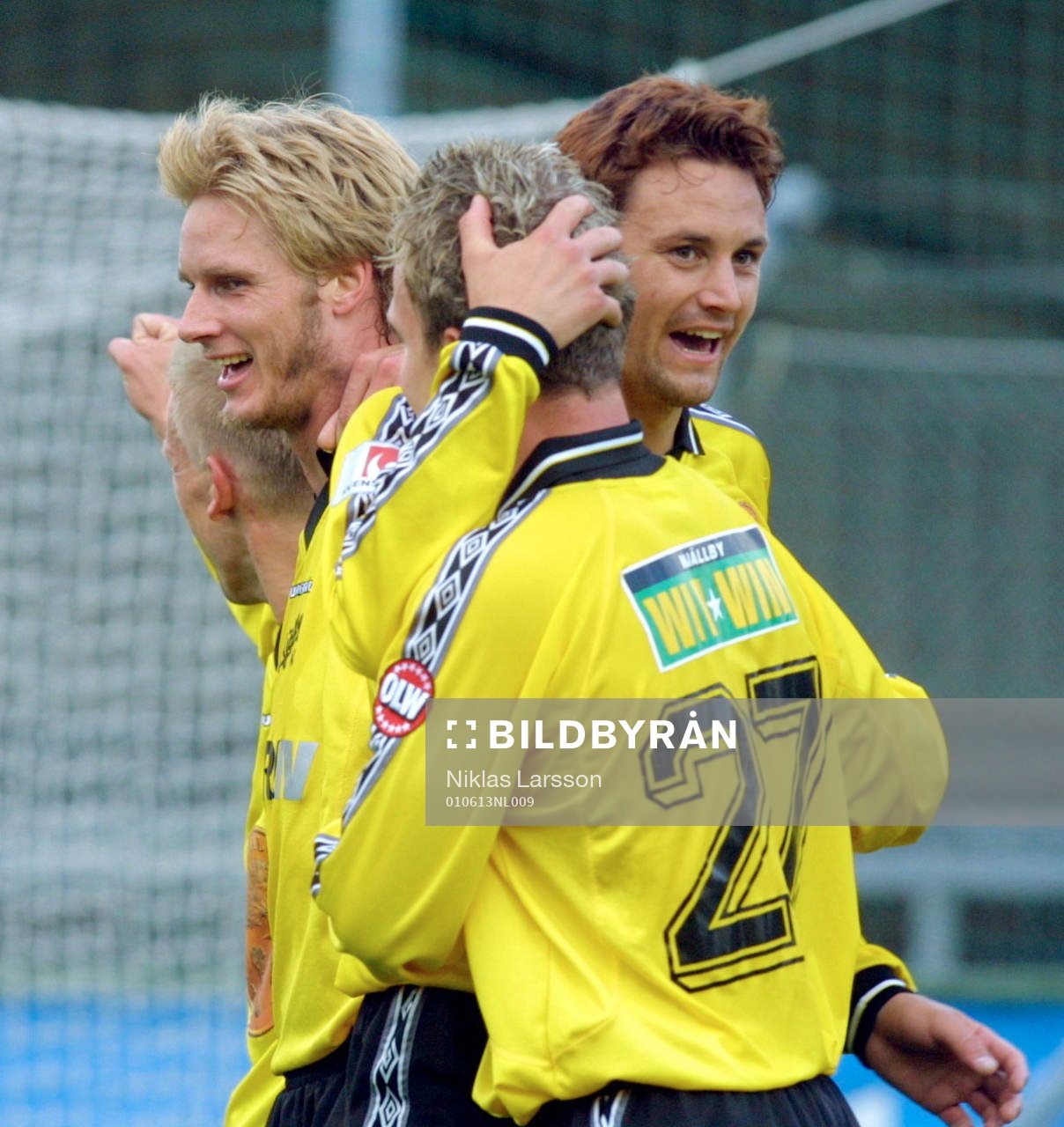 Målskytten Mats Ekenberg gratuleras