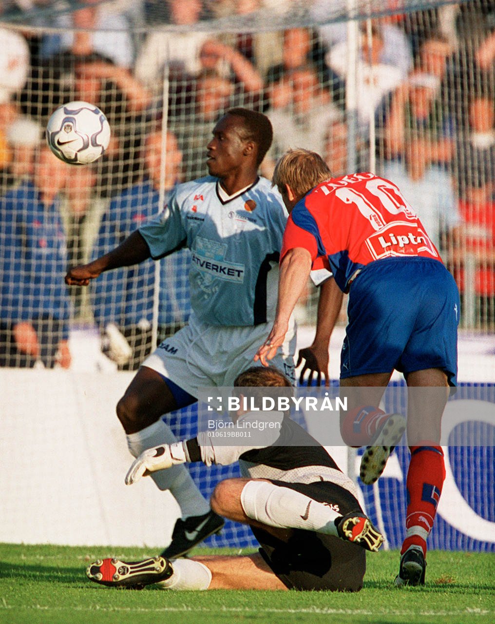 Richard Mensah räddar på mållinjen sedan Hans Eklund