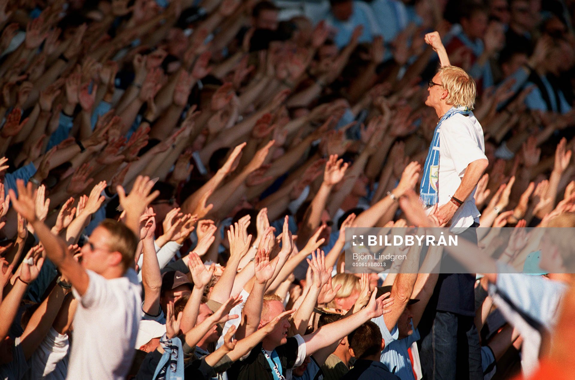 En skog av armar... Malmös supportrar ( fans )