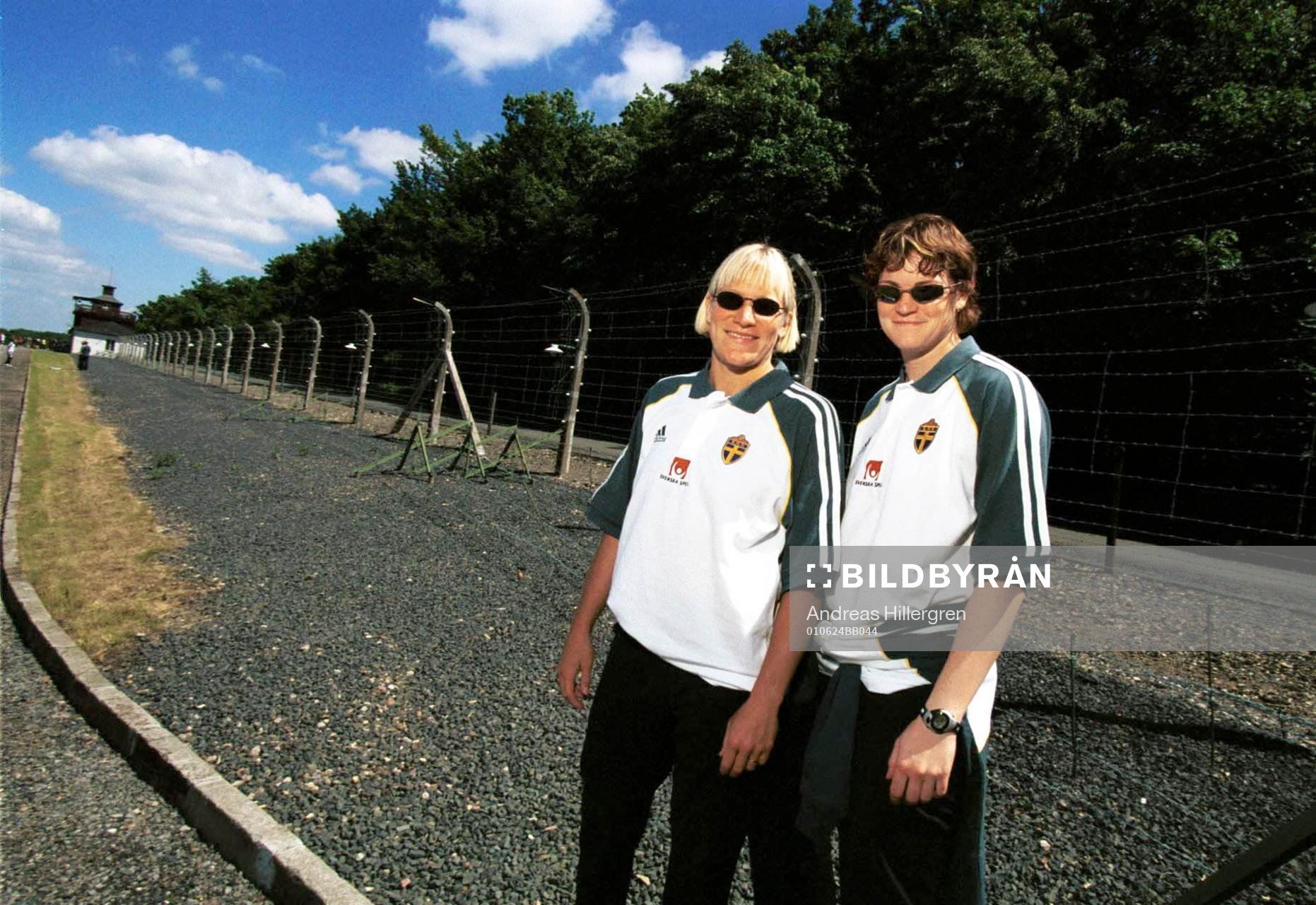 Kristin Bengtsson och Caroline Jönsson, vandrar omkring