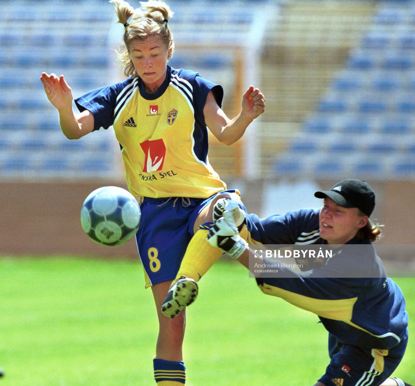 010626 Fotboll, EM, dam, Sverige, Tina Nordlund och Ulla