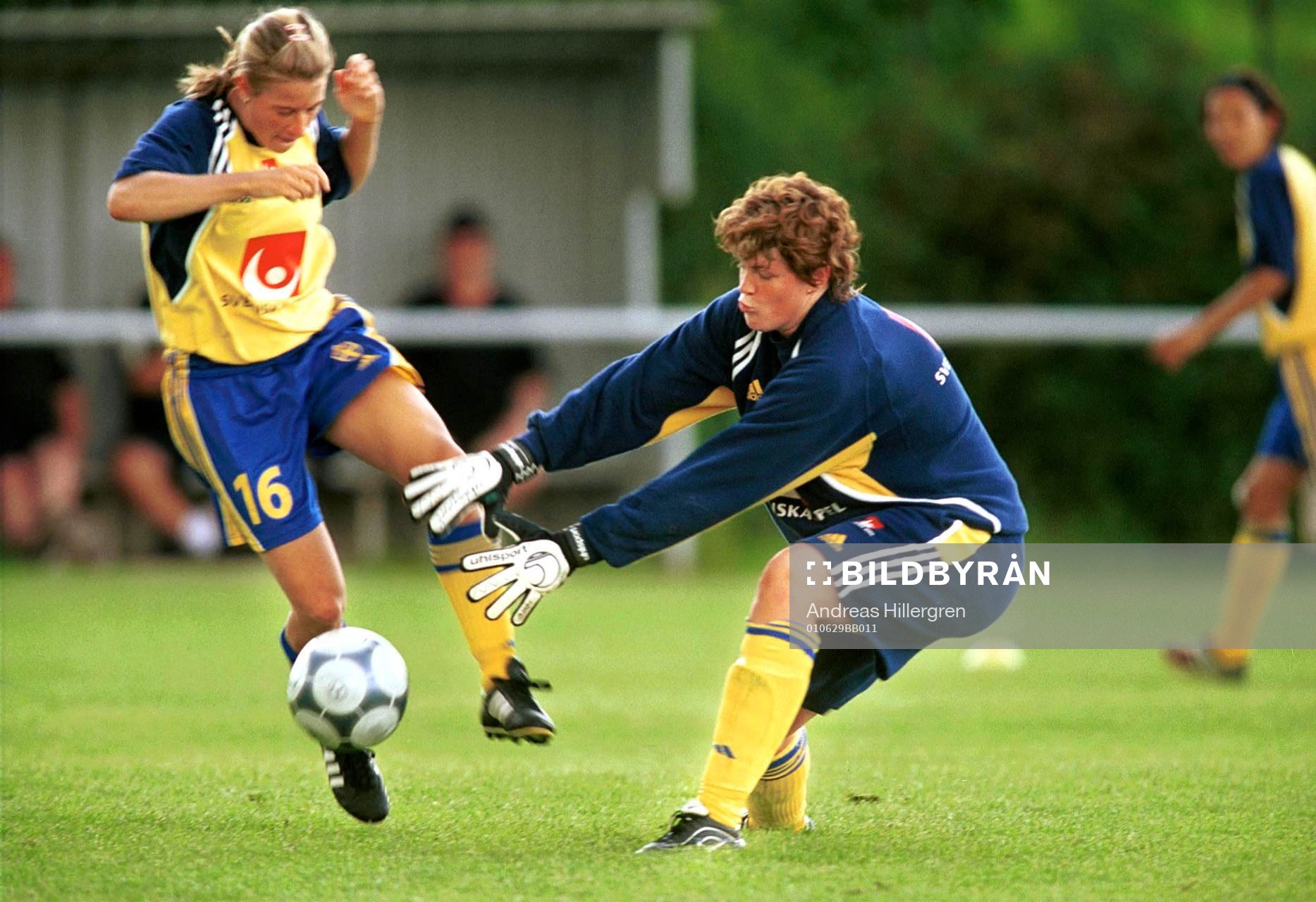 Fotboll, EM, dam, Caroline Jönsson, och Elin Flyborg,