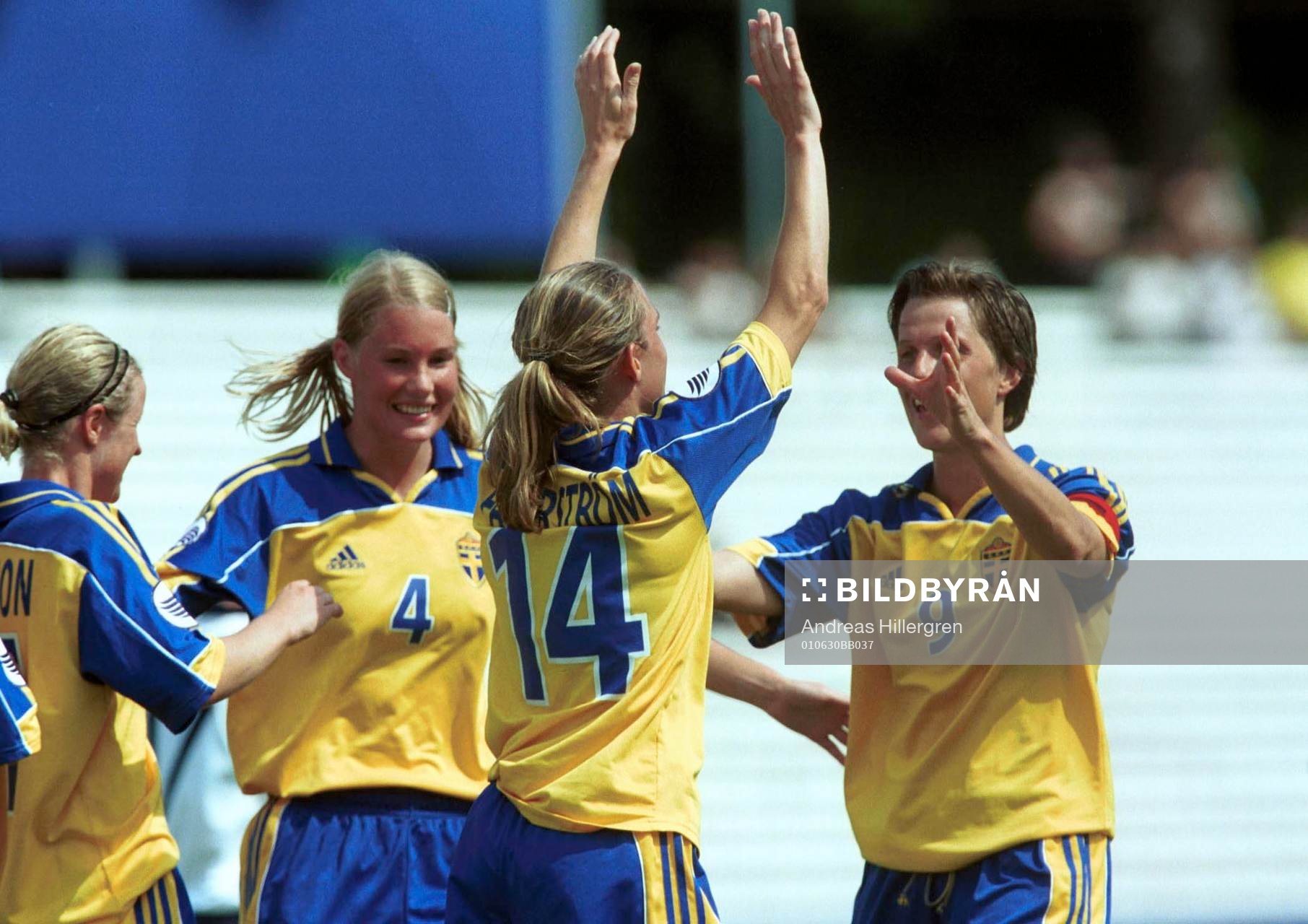 Målskytten Linda Fagerström (14) gratuleras av Malin