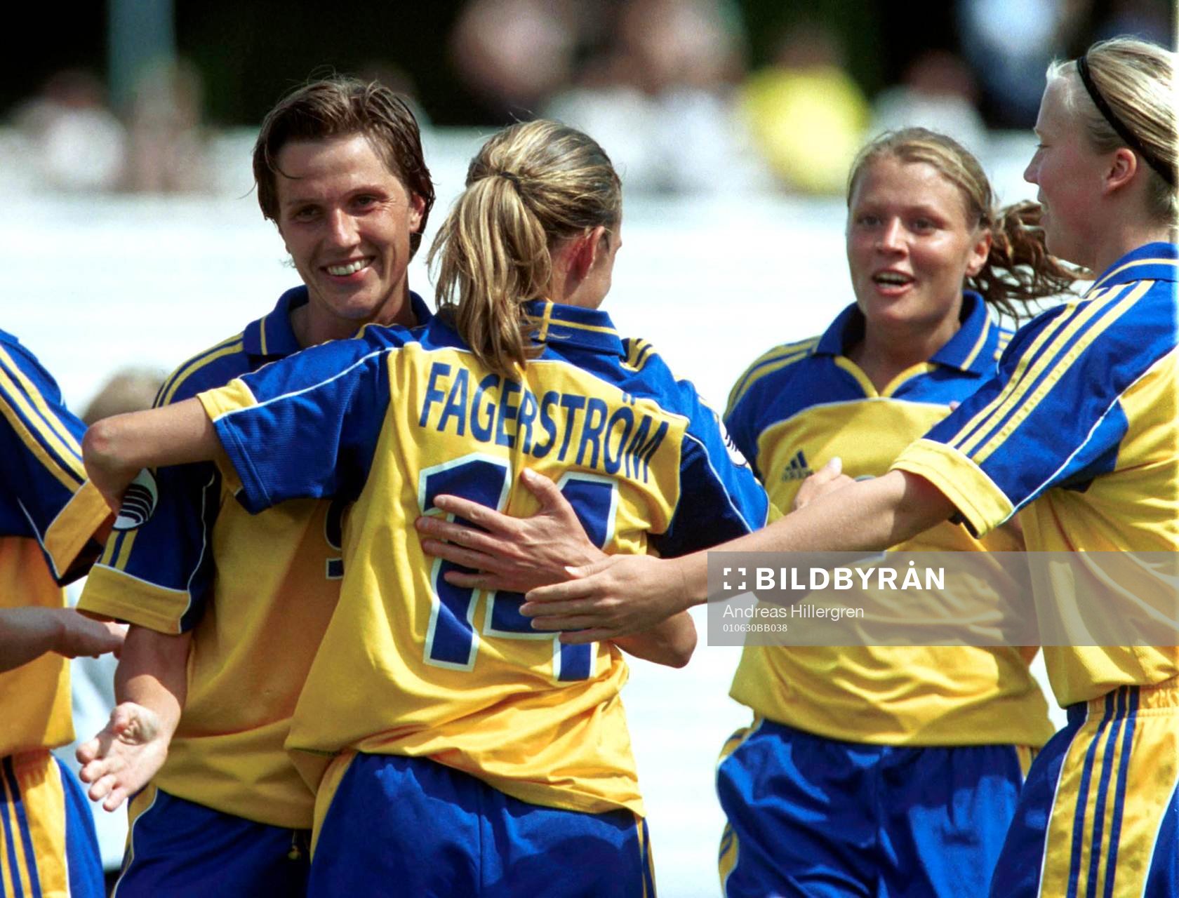 Målskytten Linda Fagerström gratuleras av Malin Andersson