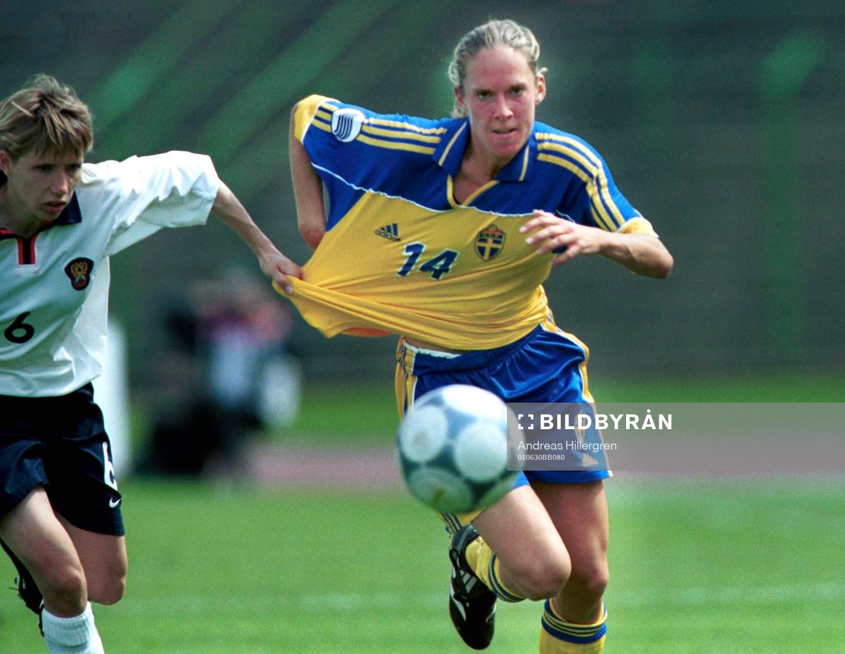 Sveriges målskytt Linda Fagerström och Maren Meinert,