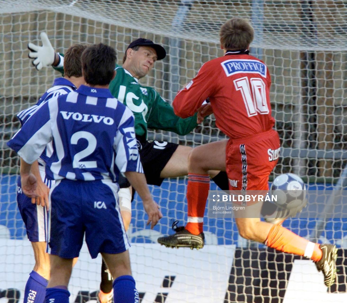 Här räddar Bengt Andersson, Göteborg två poäng till