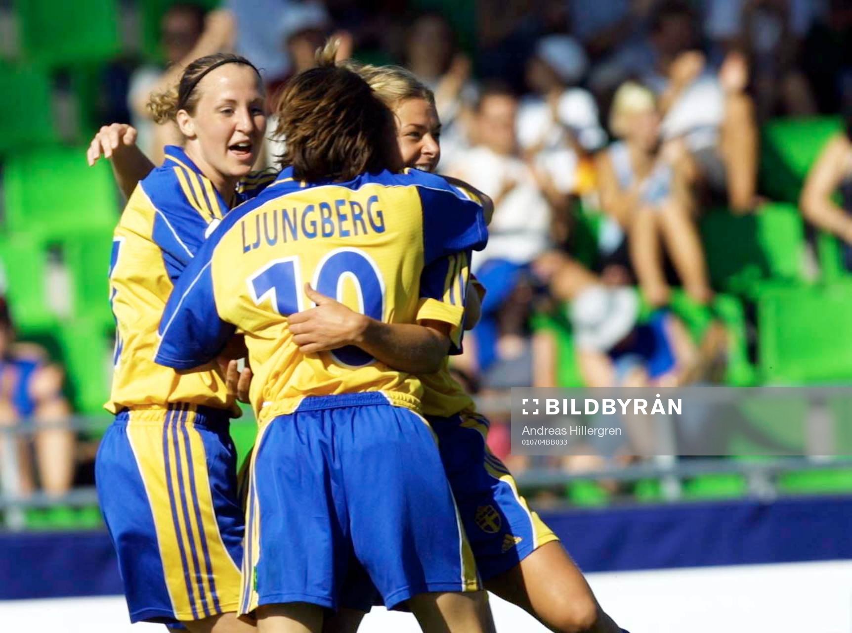  Therese Lundin och Hanna Ljungberg gratulerar målskytten Tina Nordlund, jubel