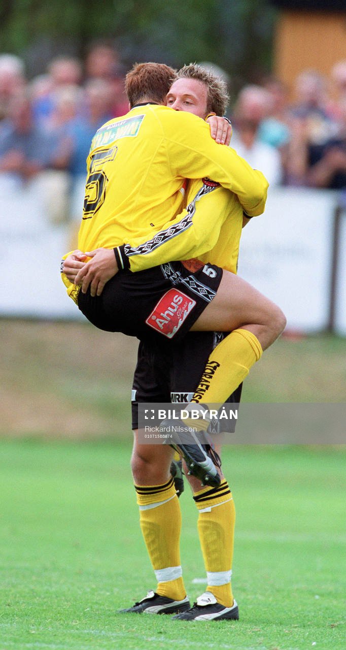 Markus Ekenberg kramas om av Markus Ringberg, jubel,