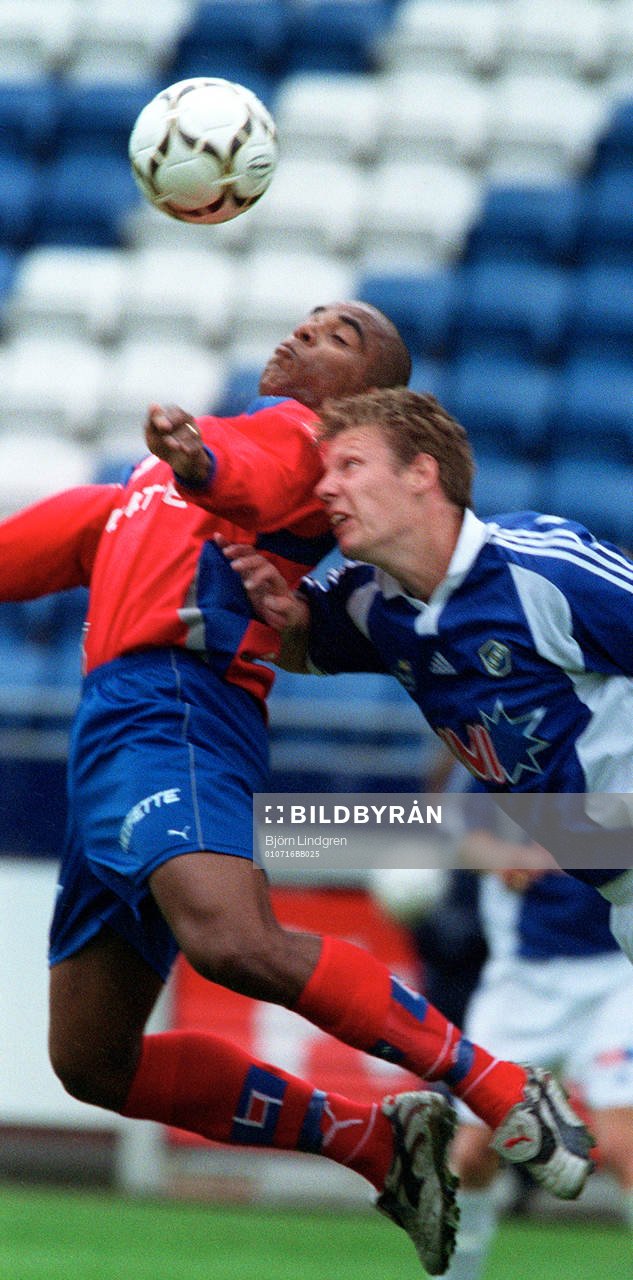 Alvaro Santos tacklas av Joel Borgstrand vid nickduell