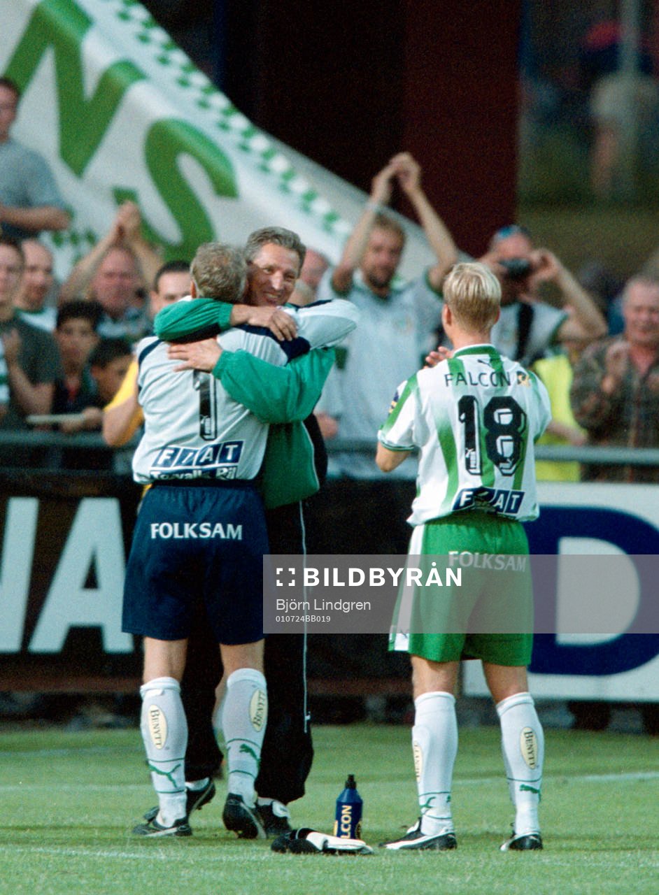 En lycklig Sören Cratz kramar om Lars Eriksson