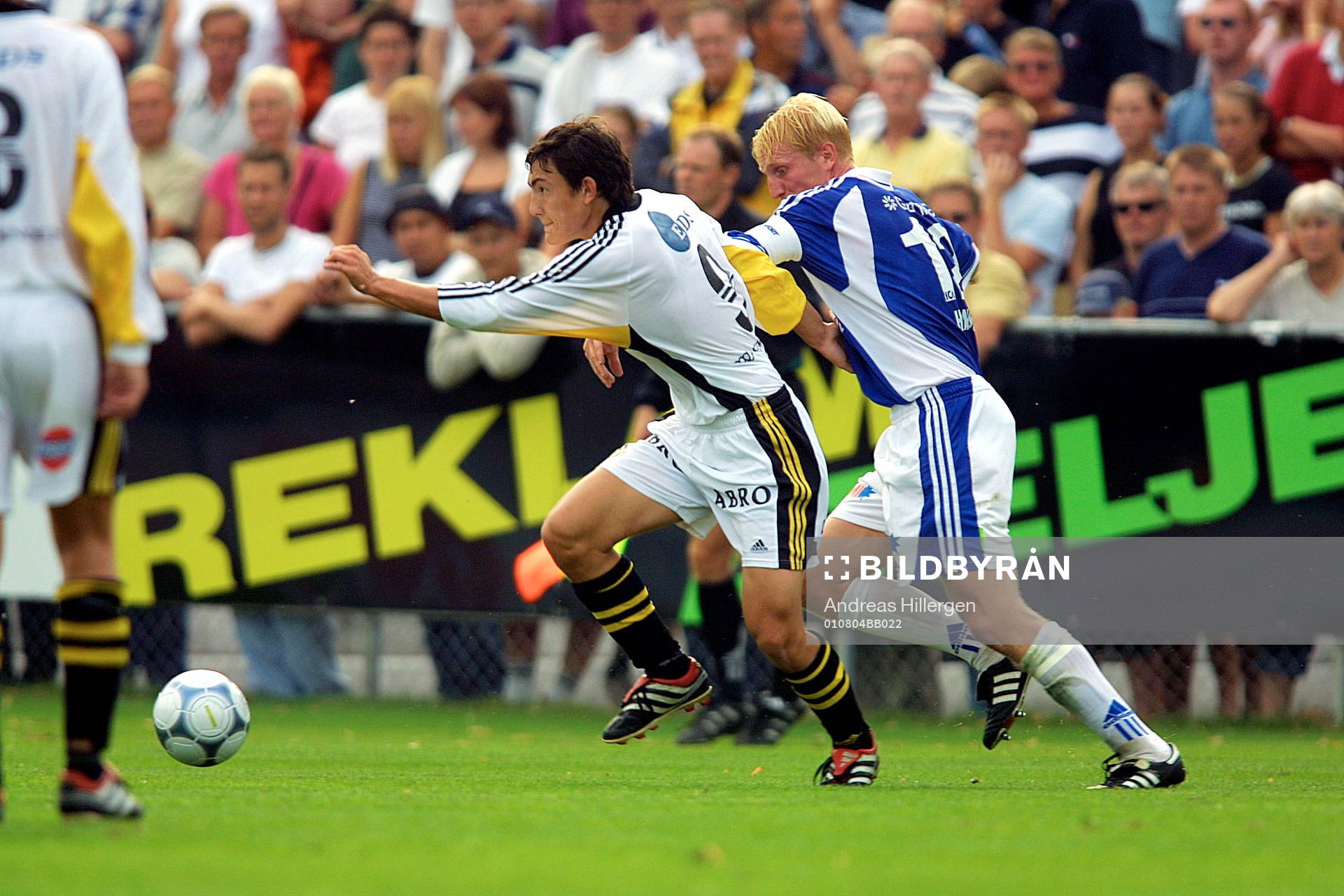 Petter Hansson, Halmstad försöker stoppa Stefan Ishizaki,