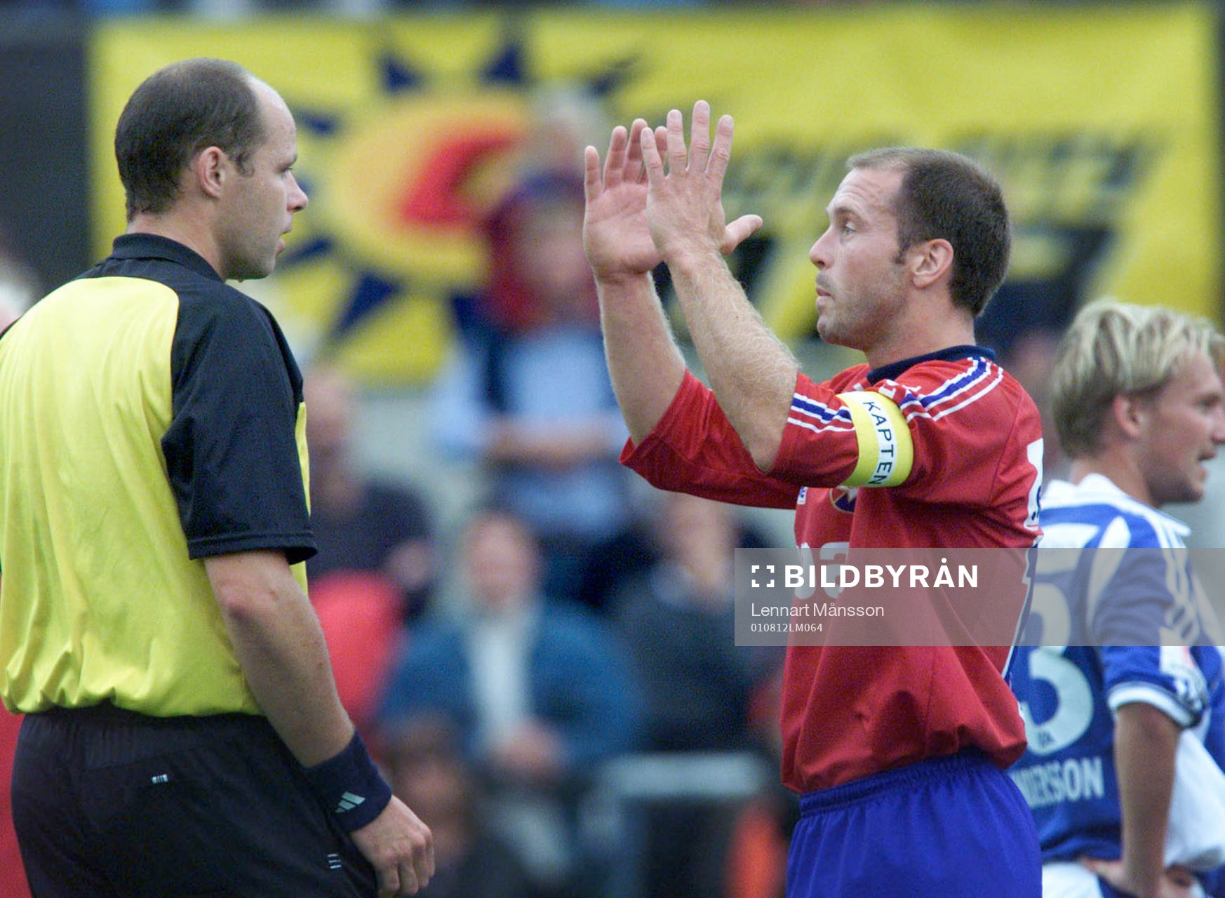 Missnöjd. Magnus Källander, Örgryte diskuterar domslut